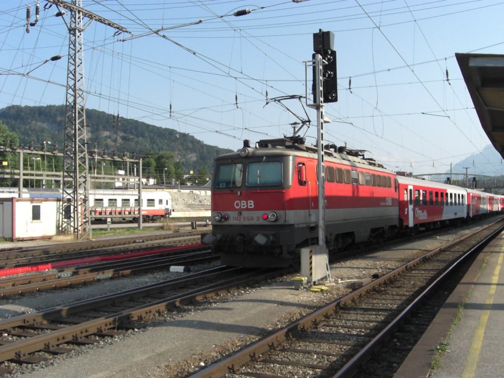 1142 658-2 fhrt am 20. Juni 2011 am Zugende in den Salzburger Hauptbahnhof ein.