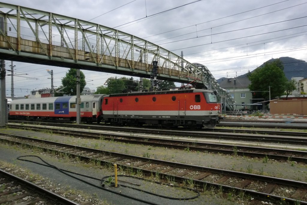 1144 048-6 bei der Einfahrt in den Salzburger Hauptbahnhof, aufgenommen am 20. Juni 2011.