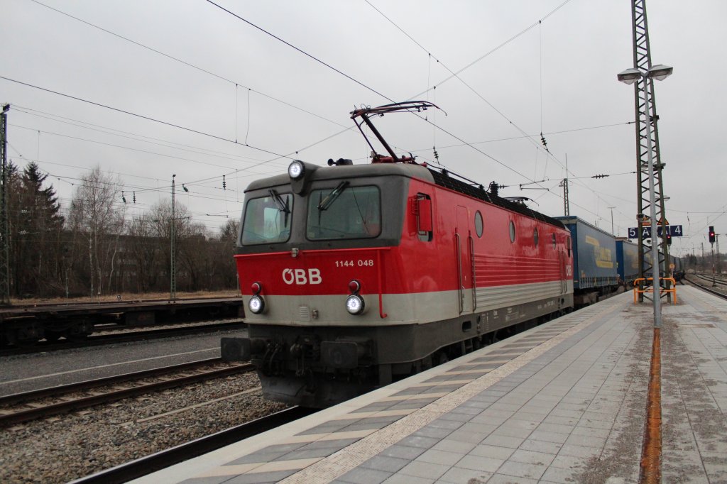 1144 048 durchfhrt soeben den Rosenheimer Bahnhof in Richtung Kufstein. Aufgenommen am 25. Februar 2012.