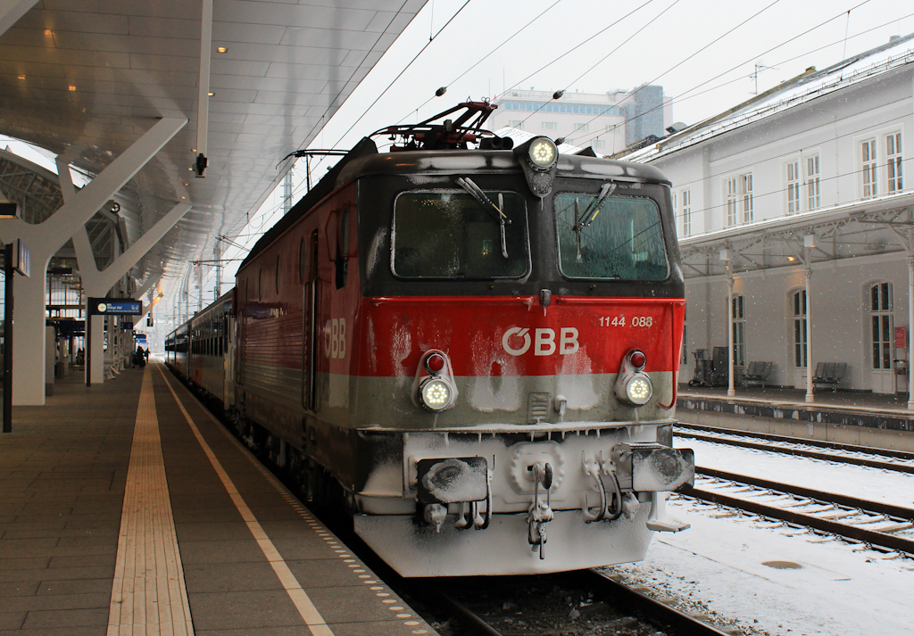 1144 088 mit einem REX nach Wrgl. Aufgenommen am 8. Dezember in Salzburg.