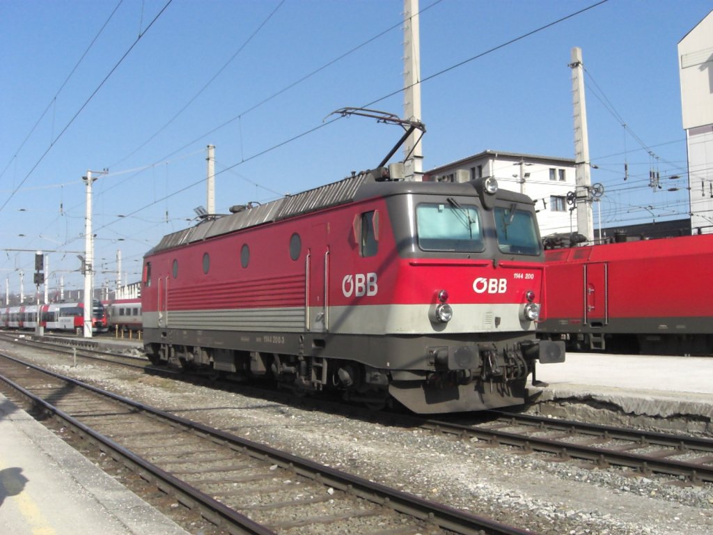 1144 200-3 nochmals im Salzburger Hauptbahnhof, diesmal am 26. Juli 2007.