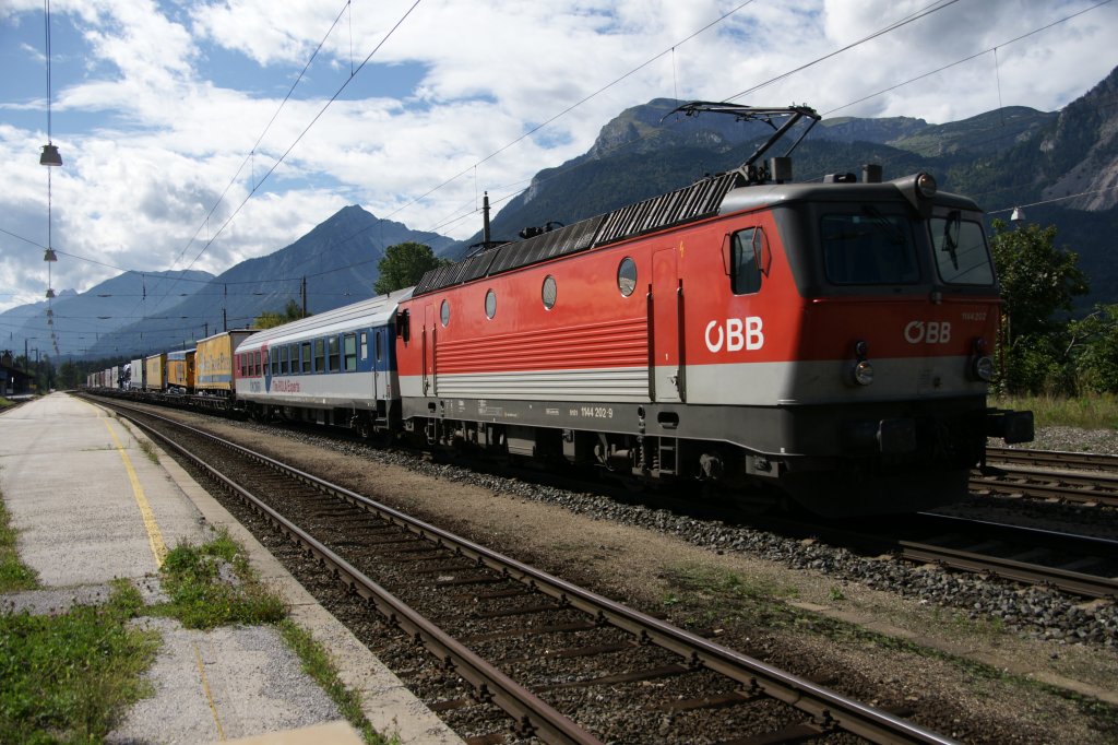 1144 202-9 mit einer RoLa unterwegs vom Brenner in Richtung Kufstein. Das Bild enstand im Bahnhof von Brixlegg am 9. September 2011.
