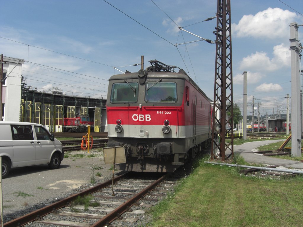 1144 223-5 wartet am 8. August 2009 im BW Salzburg auf neue Aufgaben.