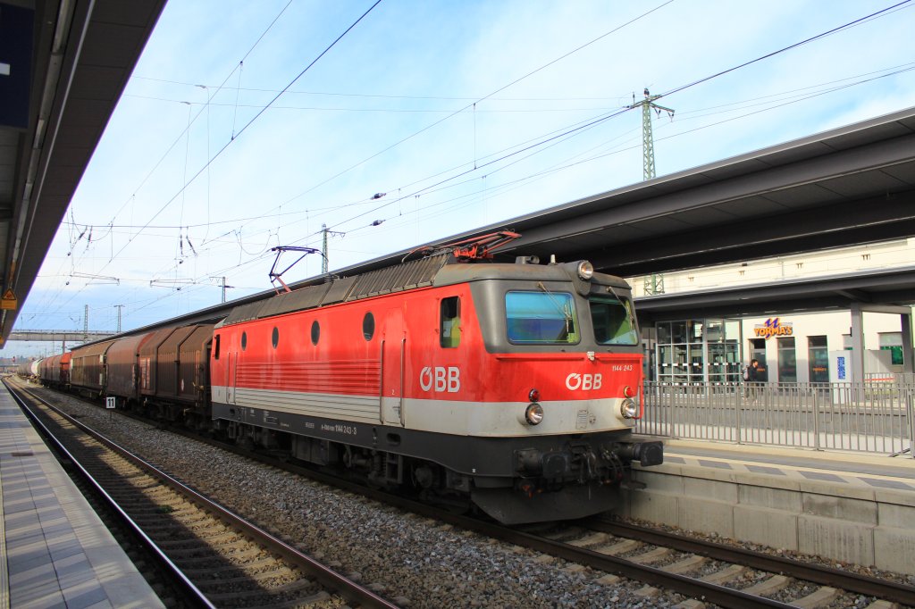 1144 243-3 am 9. November 2012 bei der durchfahrt des Rosenheimer Bahnhofs.
