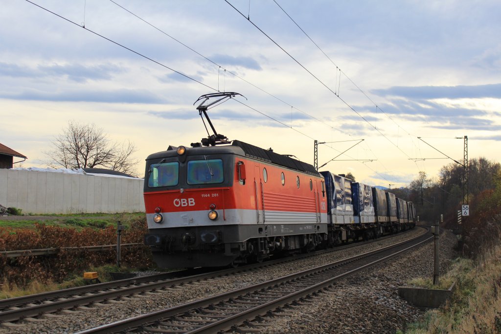 1144 261 unterwegs in Richtung Mnchen. Aufgenommen am B Vogl am 9. November 2012.