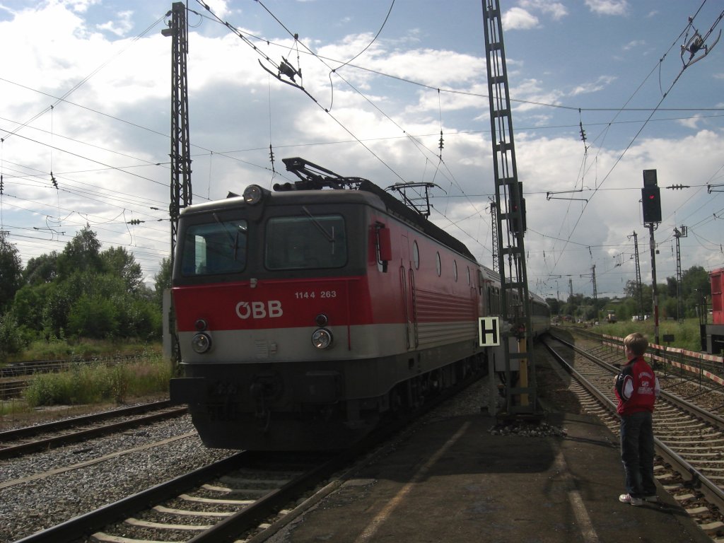 1144 263 durchfhrt am 26. Juni 2009 den Bahnhof von Rosenheim.