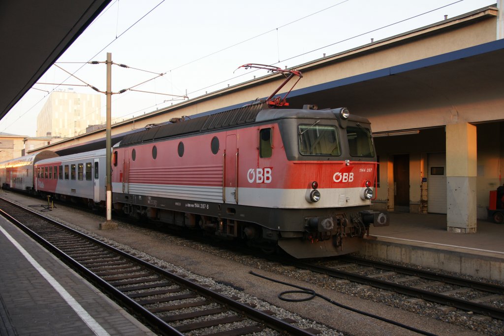 1144 287-8 kurz vor der Abfahrt aus dem Wiener Westbahnhof am 17. Mrz 2012.