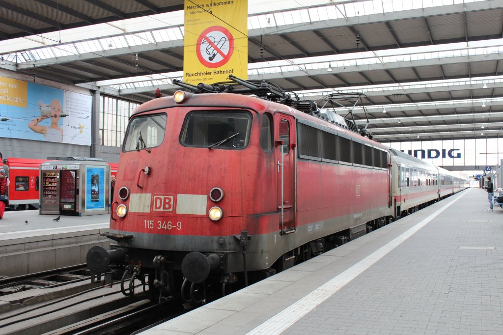 115 346-9 ist soeben in den Mnchner Hauptbahnhof eingefahren. Aufgenommen am 9. April 2012.
