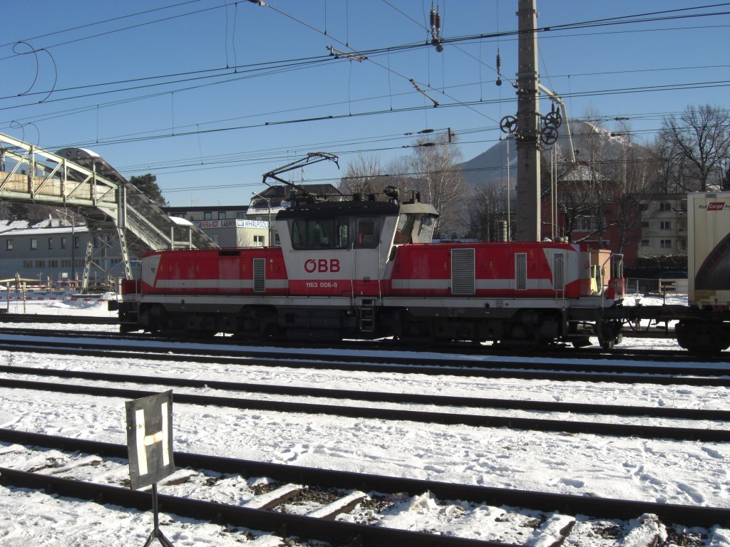 1163 006-8 bei einer Rangierfahrt im Salzburger Hauptbahnhof am 14. Februar 2009.