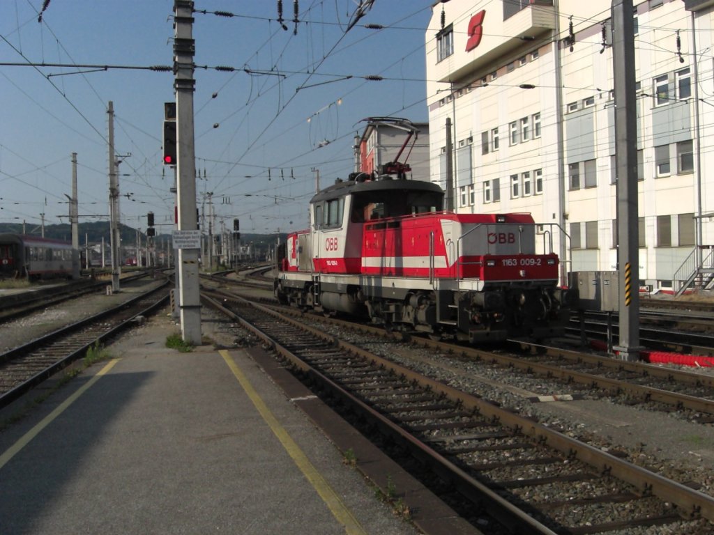 1163 009-2 bei der Einfahrt in den Salzburger Hauptbahnhof am 22. Mai 2007.