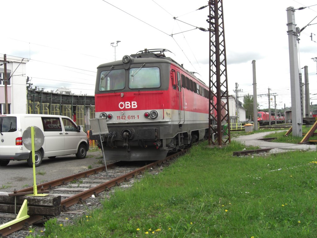1163 611-1 fuhr soeben von der Drehscheibe des Salzburger BW´s. Aufgenommen am 
1. April 2007.