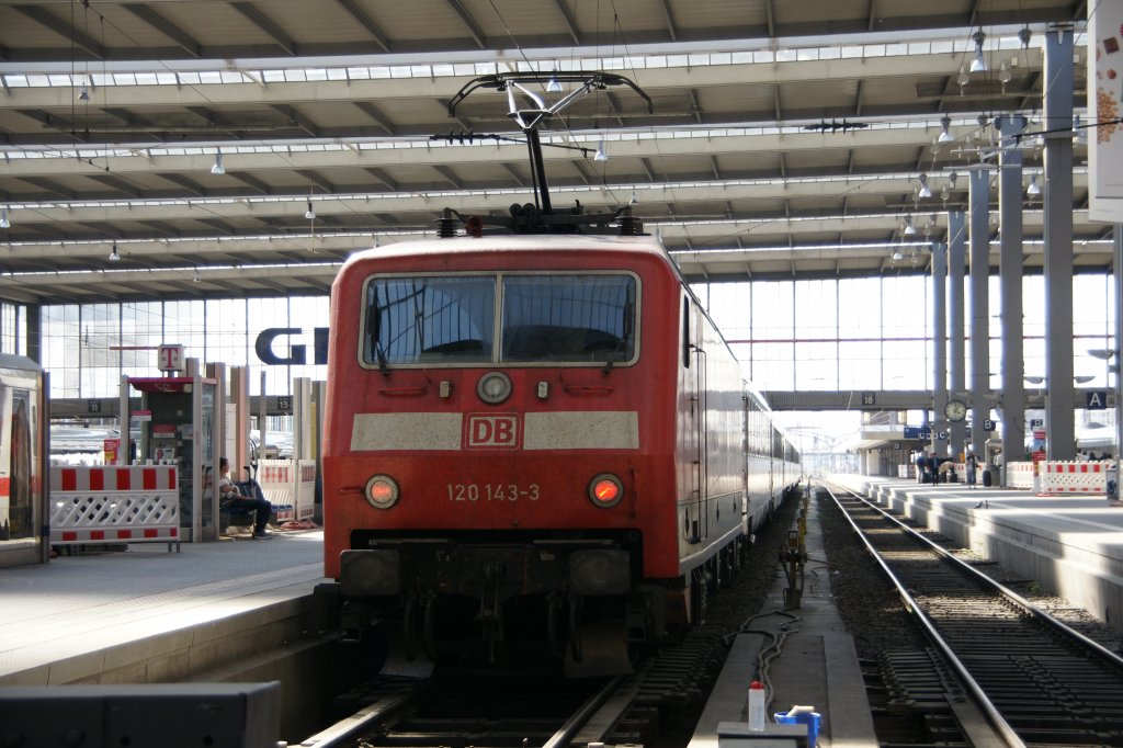 120 143-3 ist soeben in den Mnchner Hauptbahnhof eingefahren. Aufgenommen
am 25. April 2011.