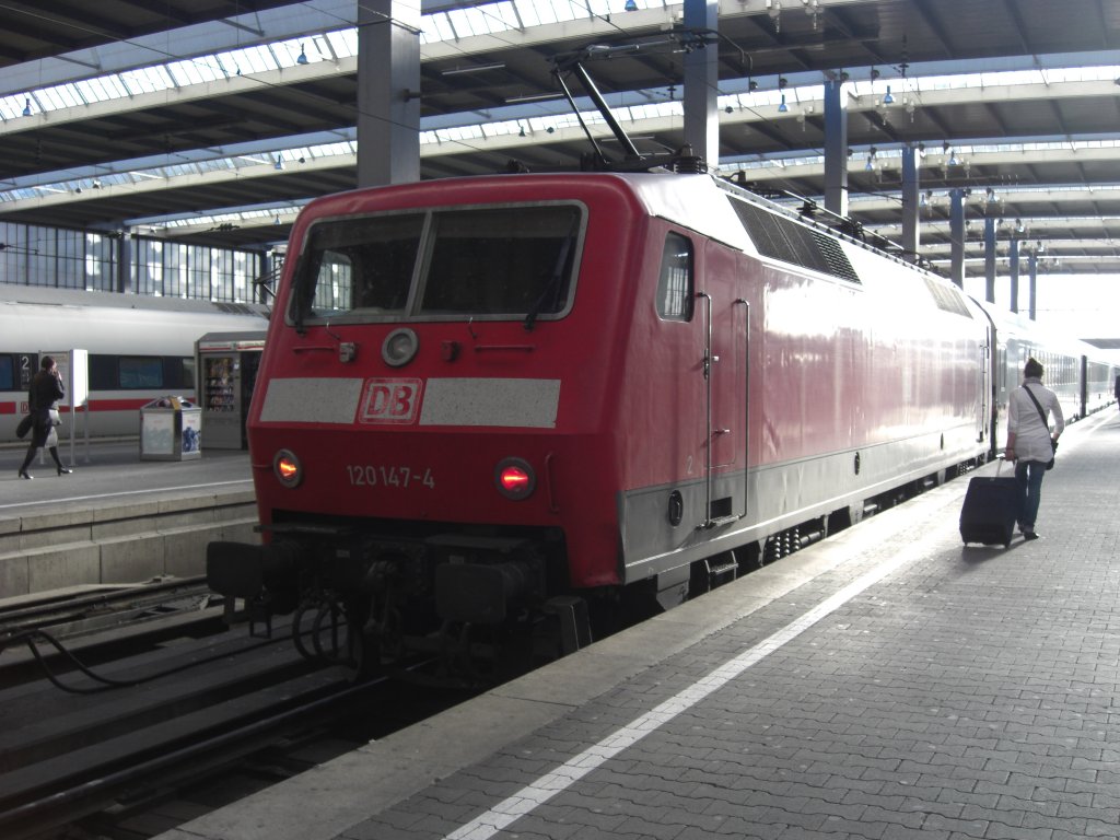 120 147-4 am 4. Juni 2010 im Mnchner Hauptbahnhof.