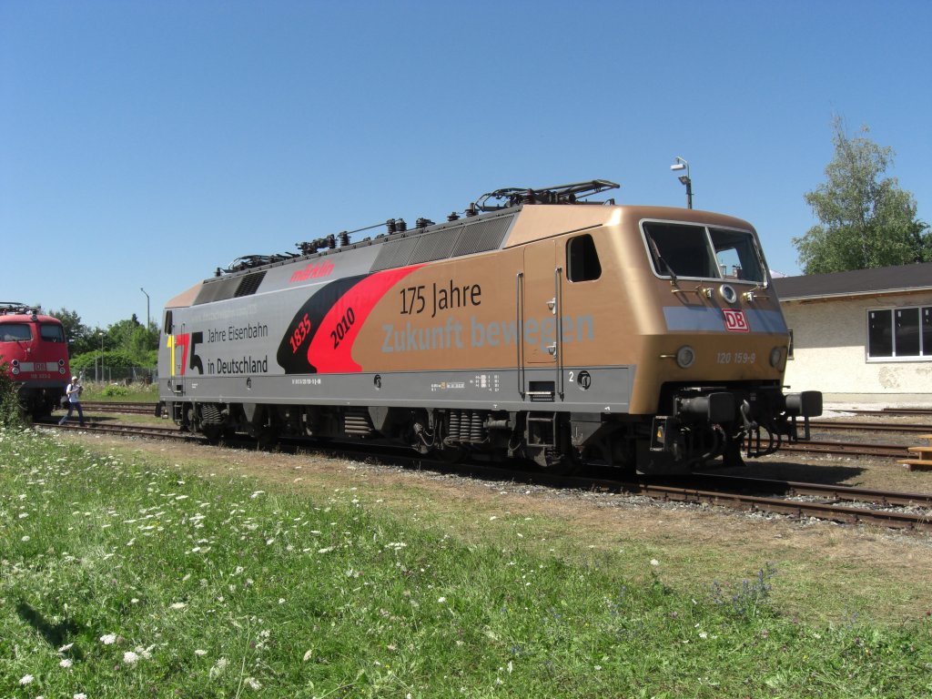 120 159-9 wirbt derzeit fr  175 Jahre Eisenbahn in Deutschland .
Am 1. August 2010 war die Lok in der  Lokwelt Freilassing  ausgestellt.