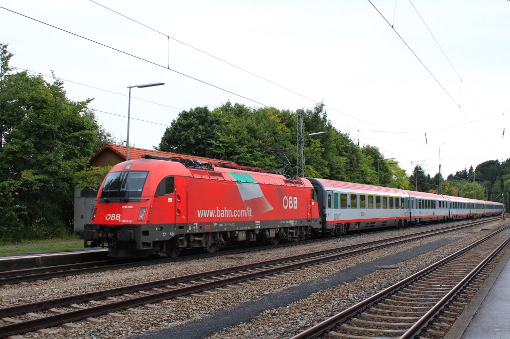 1216 016 durchfhrt soeben den Bahnhof von Assling/Obb. Aufgenommen am 16. August 2012.