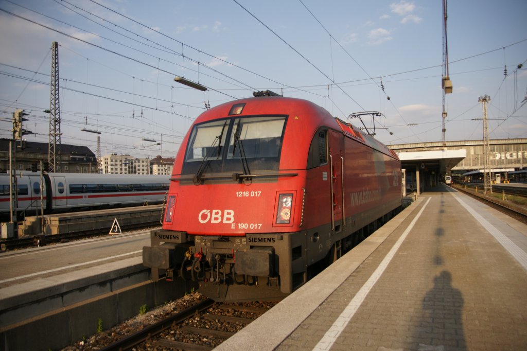 1216 017 aufgenommen an 25. April 2011 kurz vor der Abfahrt aus Mnchen.