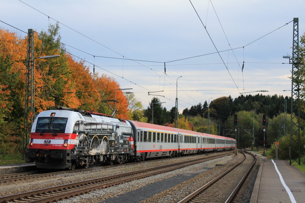 1216 020  175 Jahre Eisenbahn in sterreich  am 14. Oktober 2012 auf dem Weg vom Brenner nach Mnchen. Aufgenommen bei der Durchfahrt des Bahnhofs von Assling.