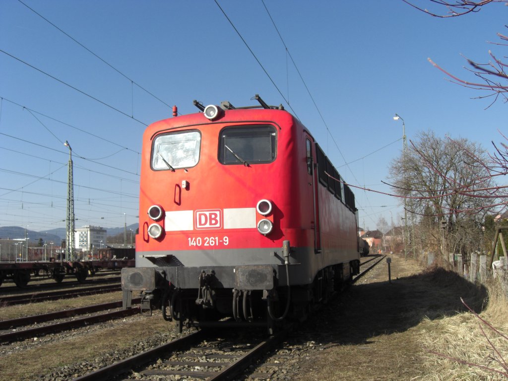 140 261-9 abgestellt am 12. Mrz 2011 im Bahnhof von Freilassing.
