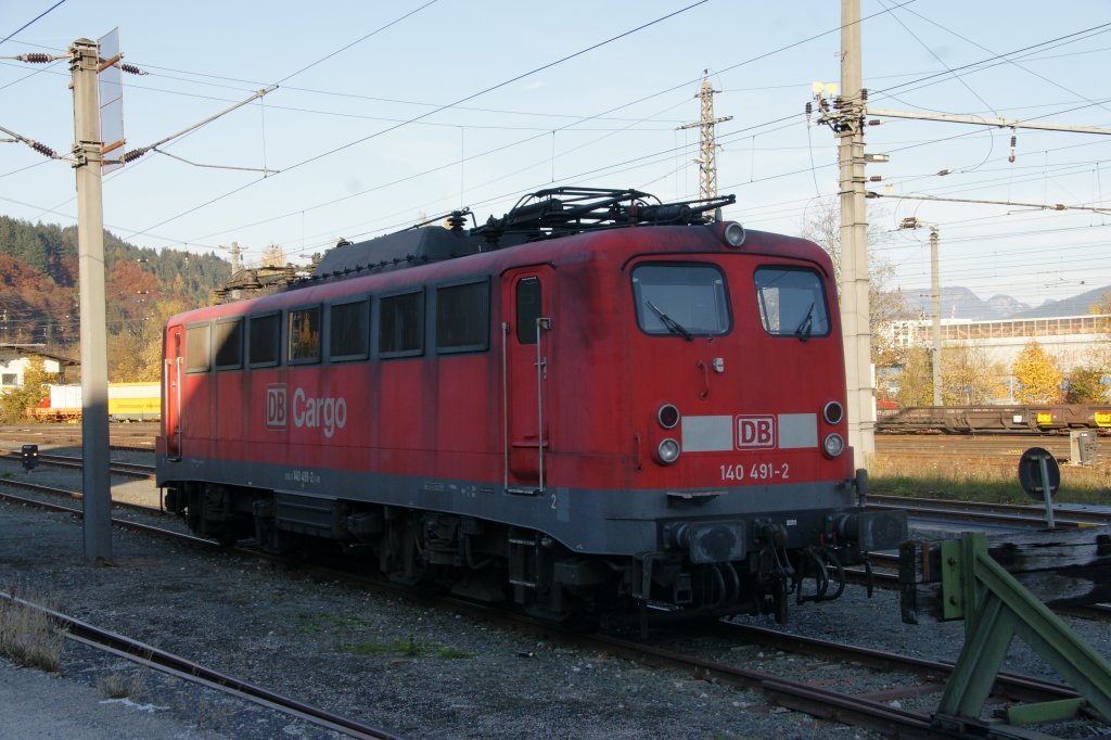 140 491-2 war am 30. Oktober 2011 am Rande des Bahnhofs von Kufstein/Tirol abegestellt.
