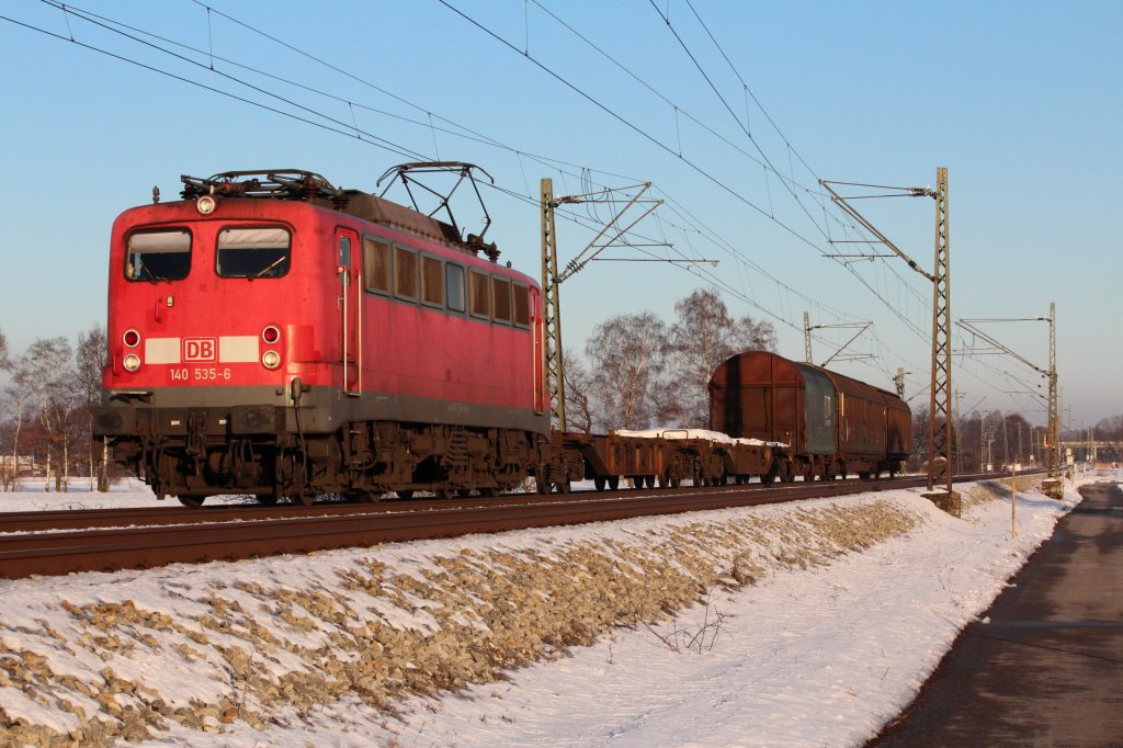 140 535-6 zog einen kurzen Gterezug in Richtung Rosenheim. Aufgenommen am 26. Januar 2012 kurz nach bersee.