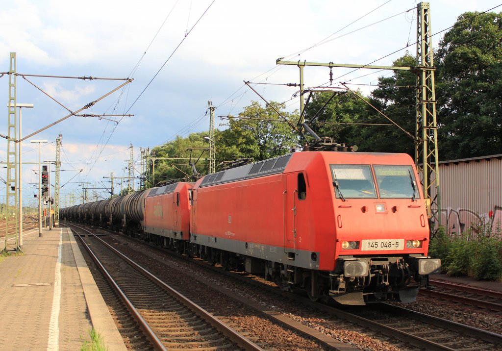 145 048-5 mit einem Kesselwagenzug am 31. Juli 2013 in Hamburg-Harburg.