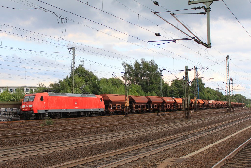 145 078-2 bei der durchfahrt mit einem Schttgutwagenzug des Bahnhof von Hamburg-Harburg. Aufgenommen am 31. Juli 2013.