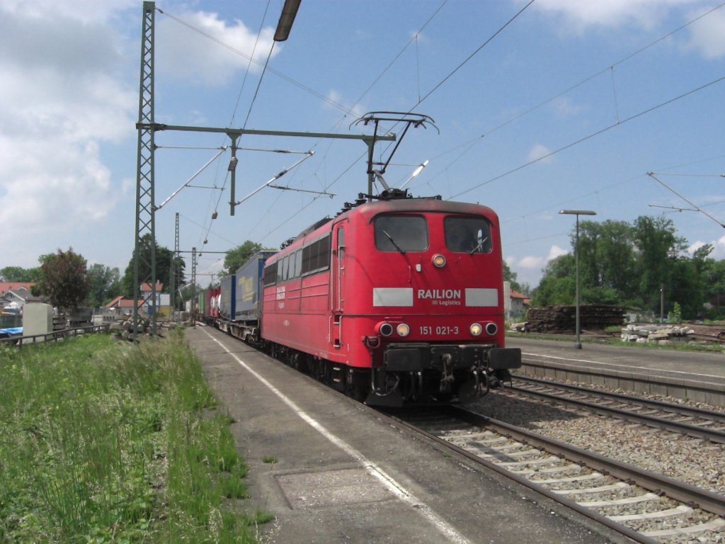 151 021-3 durchfhrt soeben den Bahnhof von bersee am Chiemsee. Aufgenommen am 22. Juni 2011.
