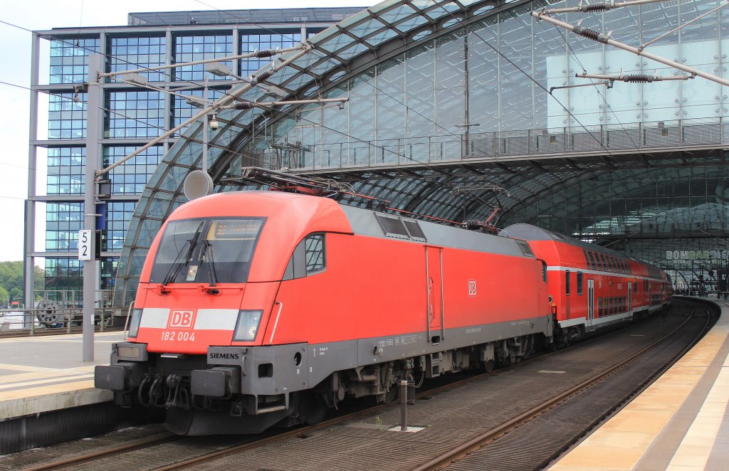 182 004 mit einem Regionalzug am 1. Juni 2013 bei der Ausfahrt aus dem  Berliner Hauptbahnhof .
