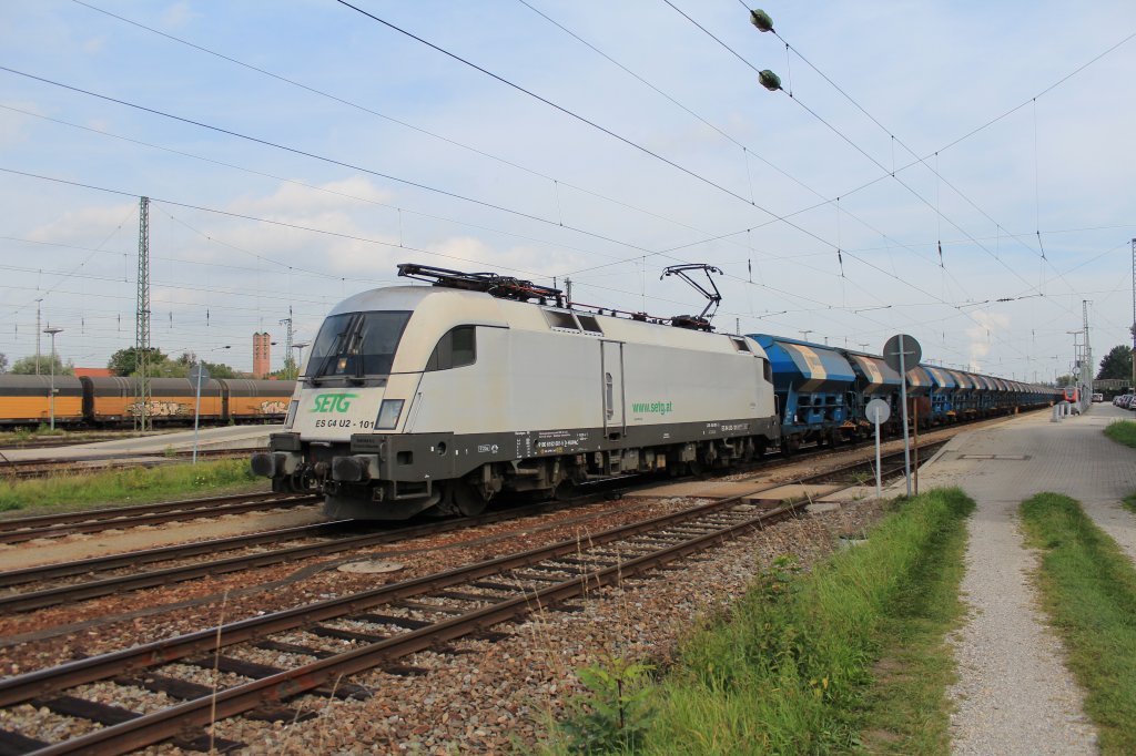 182 601-5 der  SETG  (Salzburger Eisenbahn Transportlogistik GmbH) am 17. September 2012 beim Halt im Bahnhof von Mhldorf am Inn.