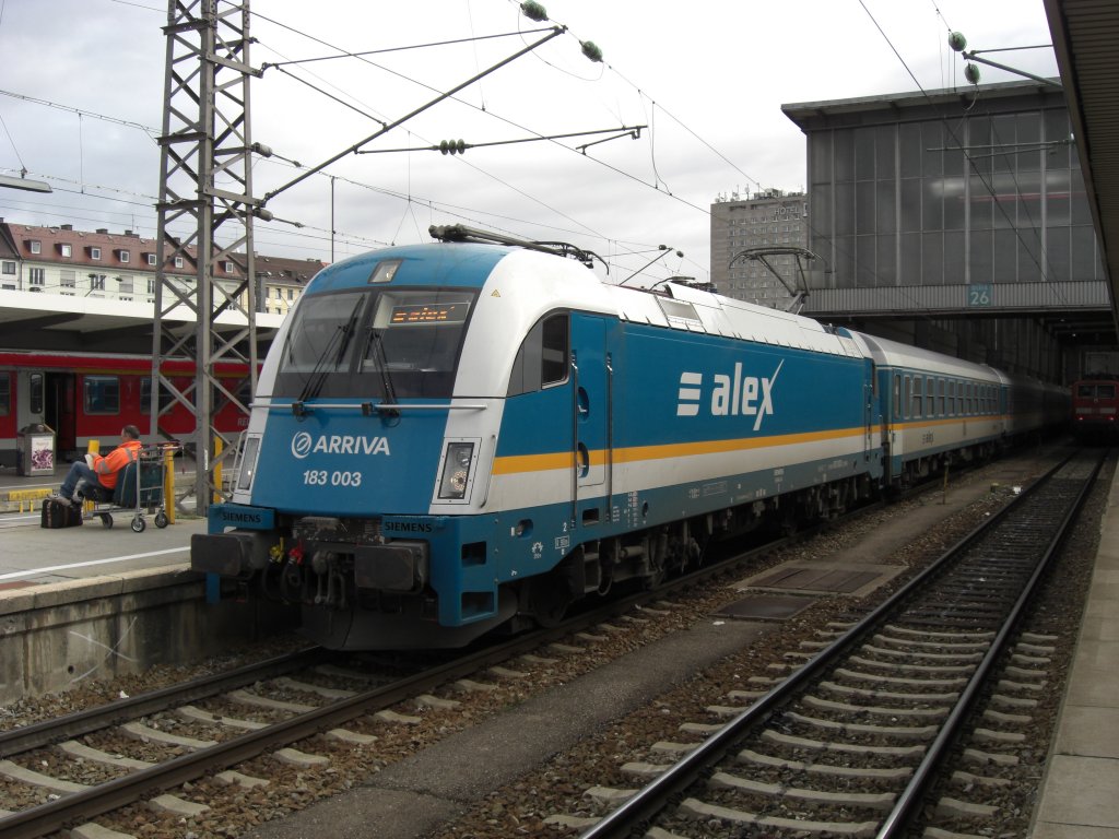 183 003 steht am 30. Mai 2009 im Freien vor dem Mnchner Hauptbahnhofs.