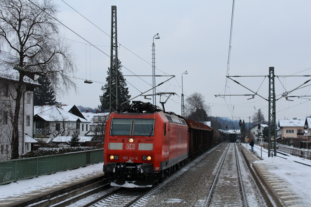 185 114-6 mit einem Gterzug bei der Durchfahrt in Prien am Chiemsee. Aufgenommen am 8. Dezember 2012. 