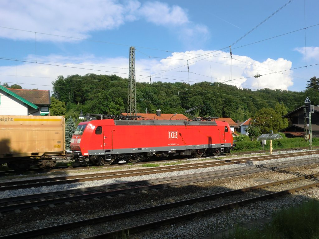185 141-9 am 19. Mai 2011 im Bahnhof von Prien am Chiemsee.