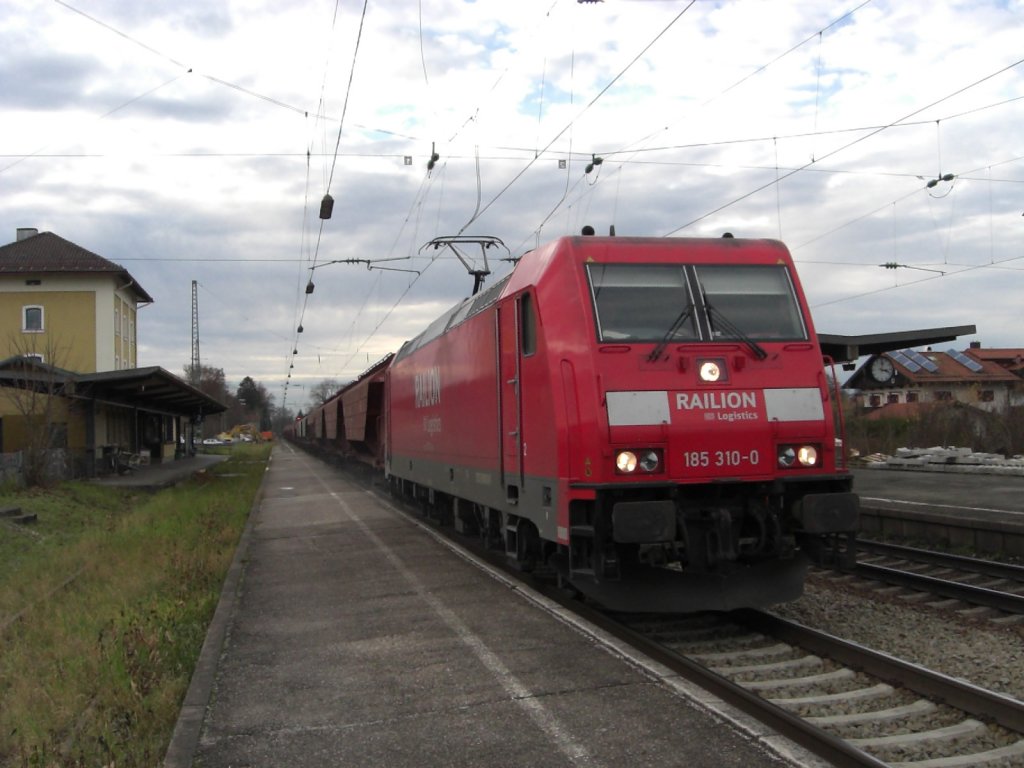 185 310-0 bei der Durchfahrt des Bahnhofs von bersee/Chiemsee am 14. November 2009.
