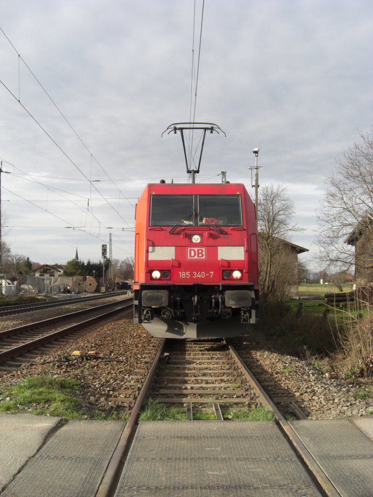 185 340-7 wartet vor dem noch offenen Bahnbergang auf die Weiterfahrt.
Aufgenommen am 6. Dezember kurz nach dem Bahnhof von bersee.