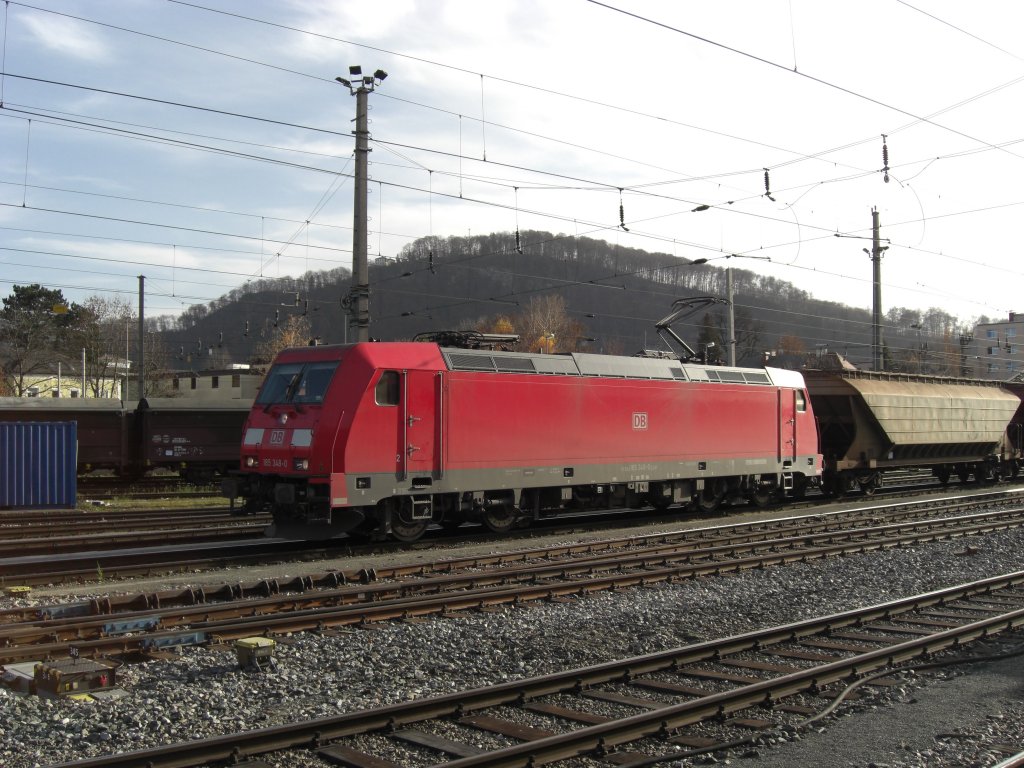 185 348-0 kurz vor der Abfahrt aus dem Salzburger Hauptbahnhof. Festgehalten am
21. November 2009.