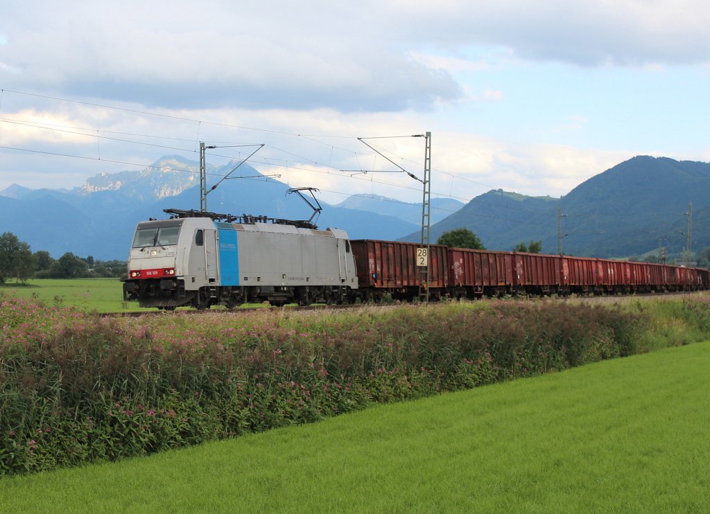 186 109 mit einem Gterzug von Salzburg kommend, am 8. August 2012 zwischen Prien am Chiemsee und Bernau aufgenommen.