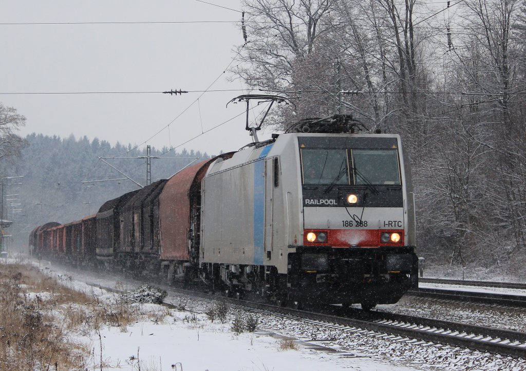 186 288 von  Railpool  durchfhrt am 12. Januar 2013 den Bahnhof von Assling in Richtung Mnchen.
