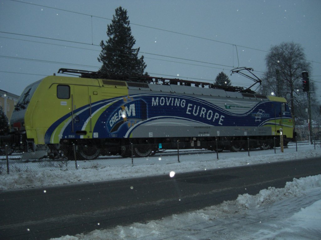 189 912 RT  CREAM MOVING EUROPE  bei einem Zwischenstop im Bahnhof von
Prien am 26. Januar 2011.