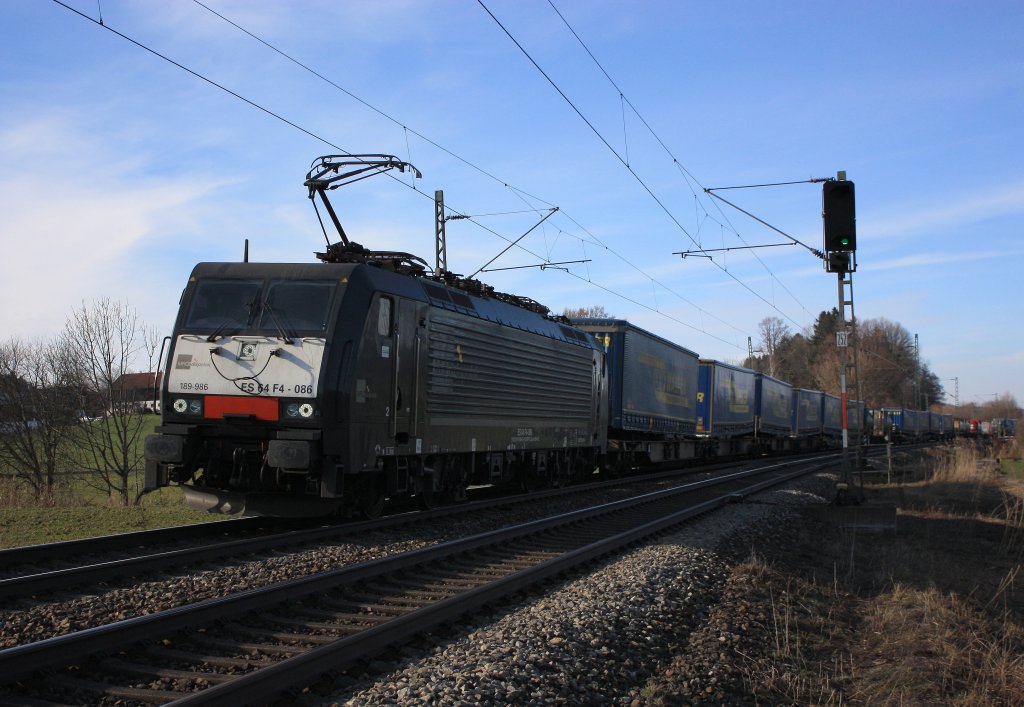 189 986 von  MRCE  auf dem Weg nach Salzburg, am 8. Mrz 2013 bei Bernau am Chiemsee.