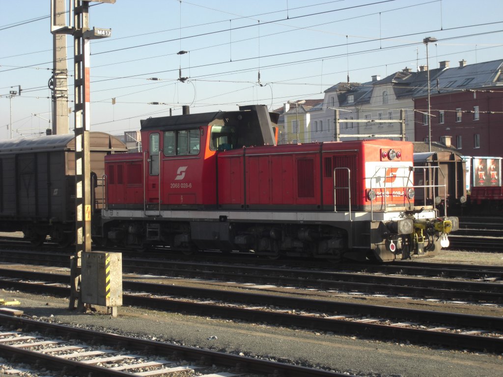 2068 028-6 bei der Durchfahrt des Salzburger Hauptbahnhofes am 30. Dezember 2008.