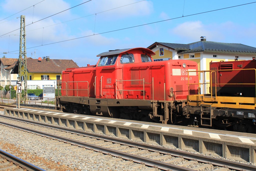 212 094-7 an der Zugspitze eines kleinen Bauzugs im Bahnhof von Prien am Chiemsee.
Aufgenommen am 11. Oktober 2012.