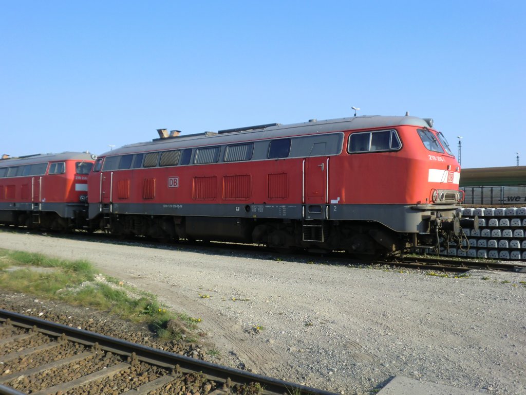218 206-1 abgestellt am 17. April 2011 in Mhldorf/Inn.