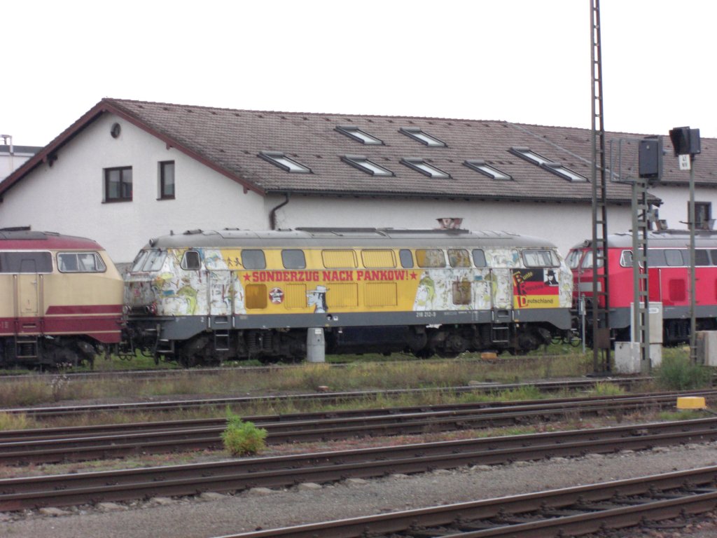 218 212-3 die  Sonderzug nach Pankow -Lok im Bahnhof von Mhldorf.