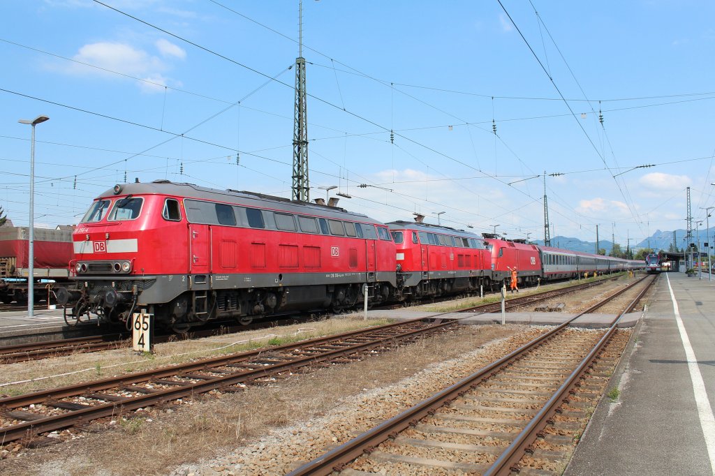 218 356-4 und 218 466-1 wurden am 17. Juni 2012 in Freilassing vor einen sterreichischen Korridorzug gespannt.