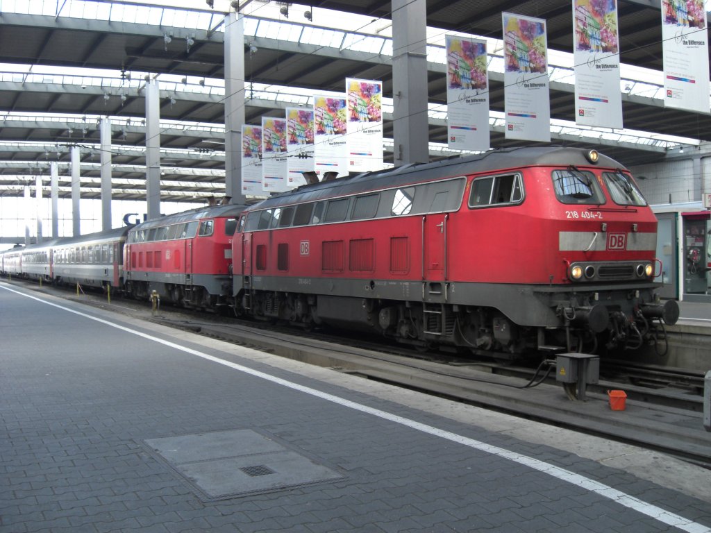 218 404-2 und 215 402 im Mnchner Hauptbahnhof kurz nach der Einfahrt.