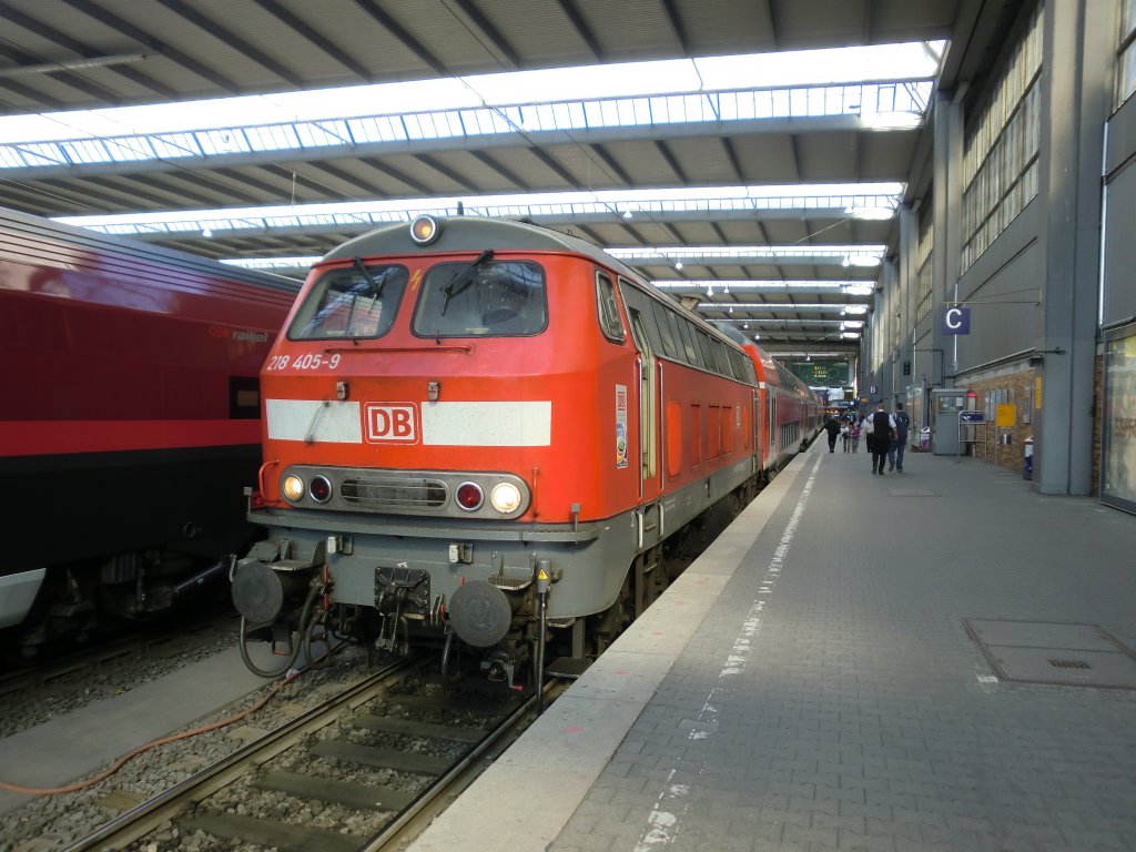218 405-9 kurz vor Abfahrt aus dem Mnchner Hauptbahnhof am 25. April 2011.