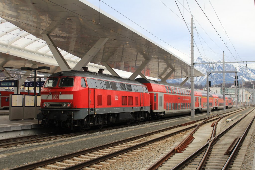 218 423-2 steht abfahrbereit mit einem Regionalzug nach Landshut im Hauptbahnhof von Salzburg. Aufgenommen am 3. Januar 2013.