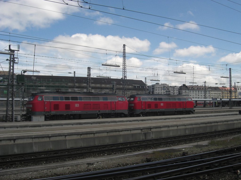 218 444-8 mit einer Schwester im Vorfeld des Mnchner Hauptbahnhofes.