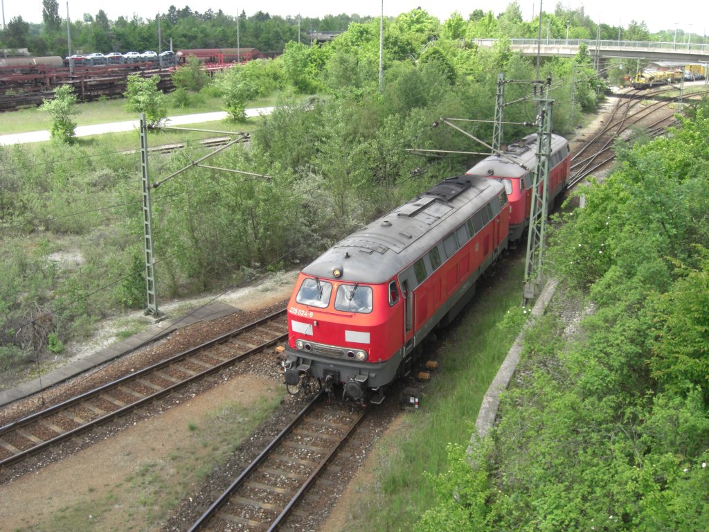 225 024-9 mit einer Schwesterlok zu einem neuen Einsatz. Aufgenommen am 3. Juni 2010 in Mnchen/Nord.