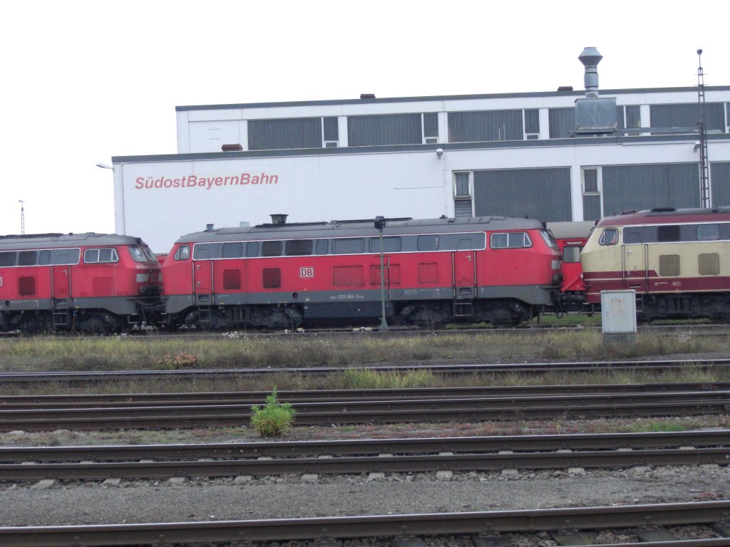 225 084-3 abgestellt im Mhldorfer Bahnhof.